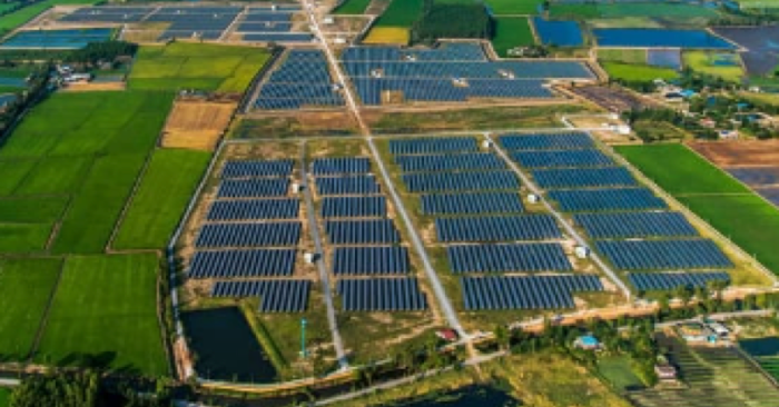 Vista aerea de granja con placas solares