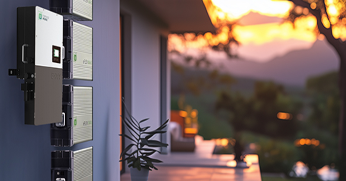 Sistema de baterías solares residenciales Fortress Power instalado en una casa en Puerto Rico al atardecer.