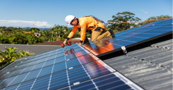 Instalación de paneles solares en techo de madera con refuerzos y ventilación segura.