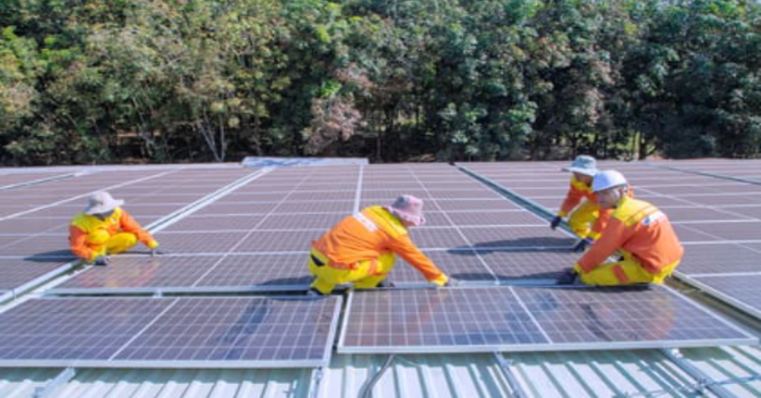 Sistema solar en techo de aluminio ligero y resistente a la corrosión en Puerto Rico.