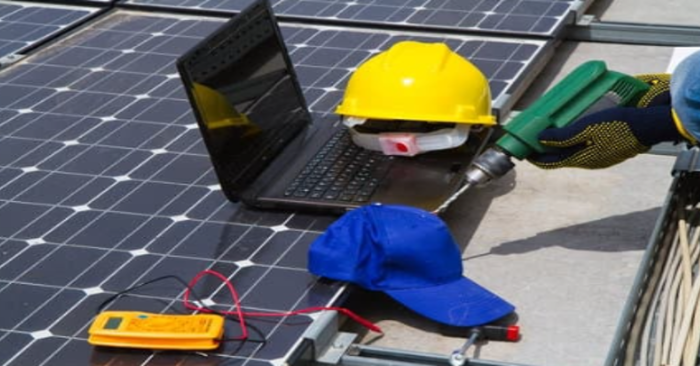 una placa solar con las herramientas de un tecnico de placa solar