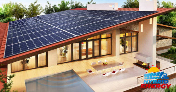 Casa moderna en Puerto Rico con un sistema de paneles solares en el techo, mostrando una instalación amplia y profesional. En la esquina aparece el logotipo de Hybrid Energy PR.