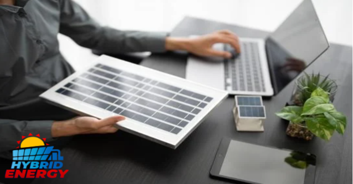 Las manos de un hombre mostrando un laptop y un acuerdo PPA